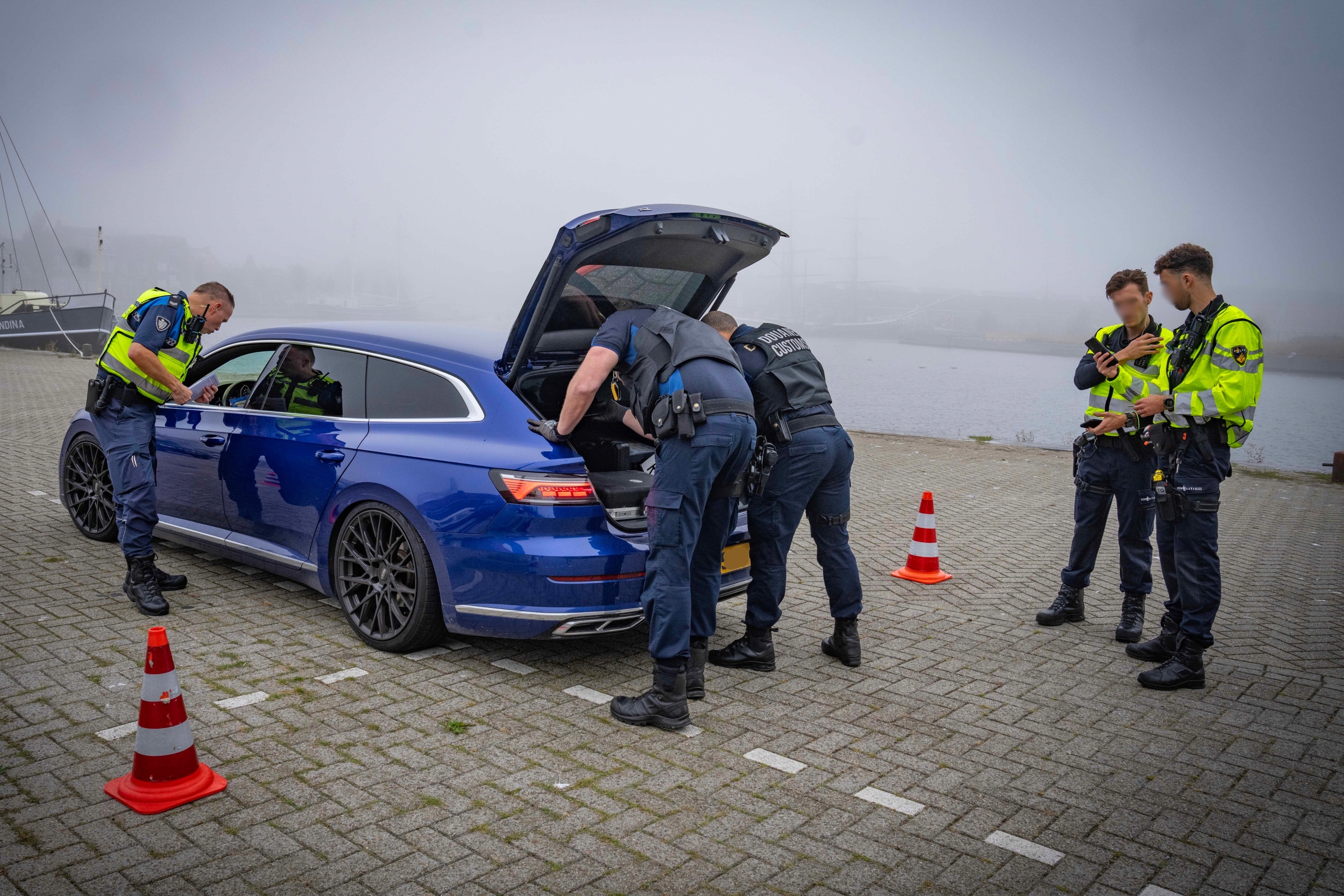 Controle van een auto in havengebied