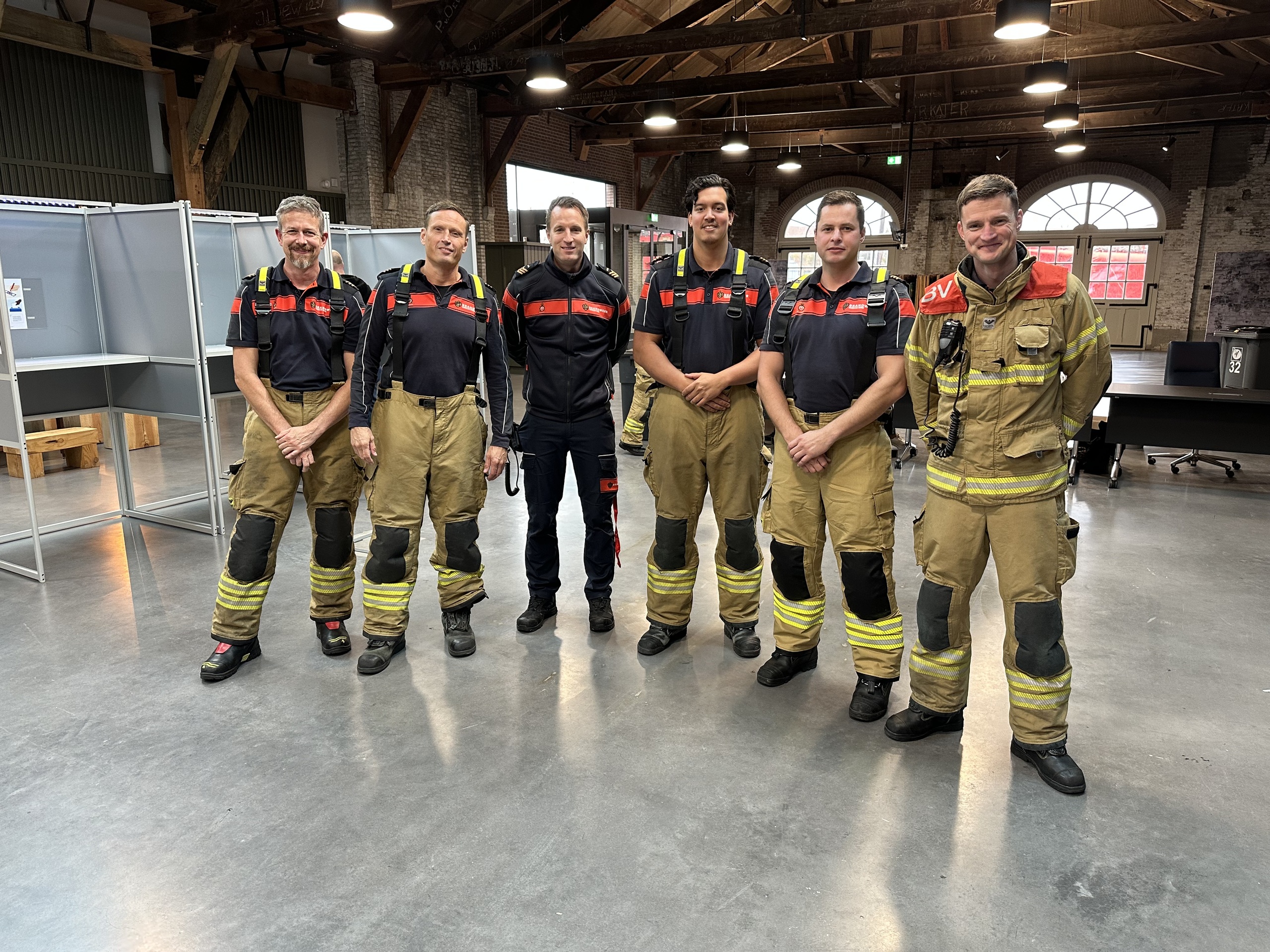 Brandweermannen in het stadhuis