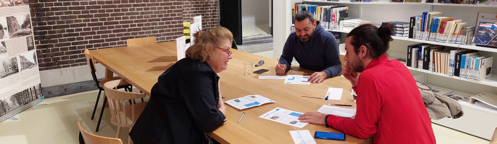 Vrouw en mannen aan tafel