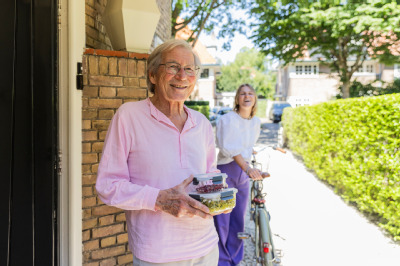 41.Afb.Maaltijdontvanger Frans en thuiskok Ilse (credits_ Stichting Thuisgekookt)