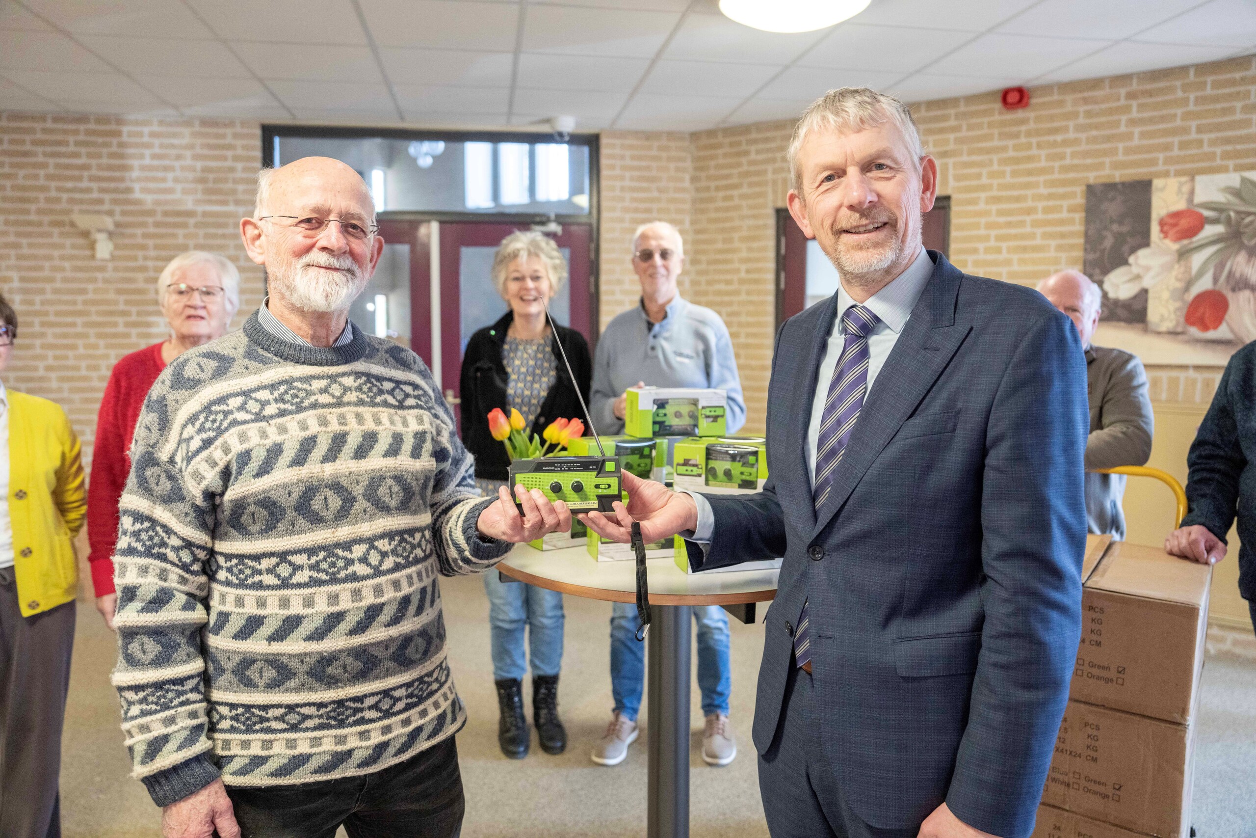 Burgemeester Jan de Boer en een noodradio