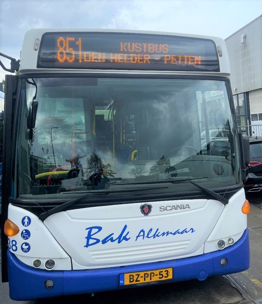De Kustbus met een lichtbak met de tekst: Kustbus 851 Den Helder - Petten