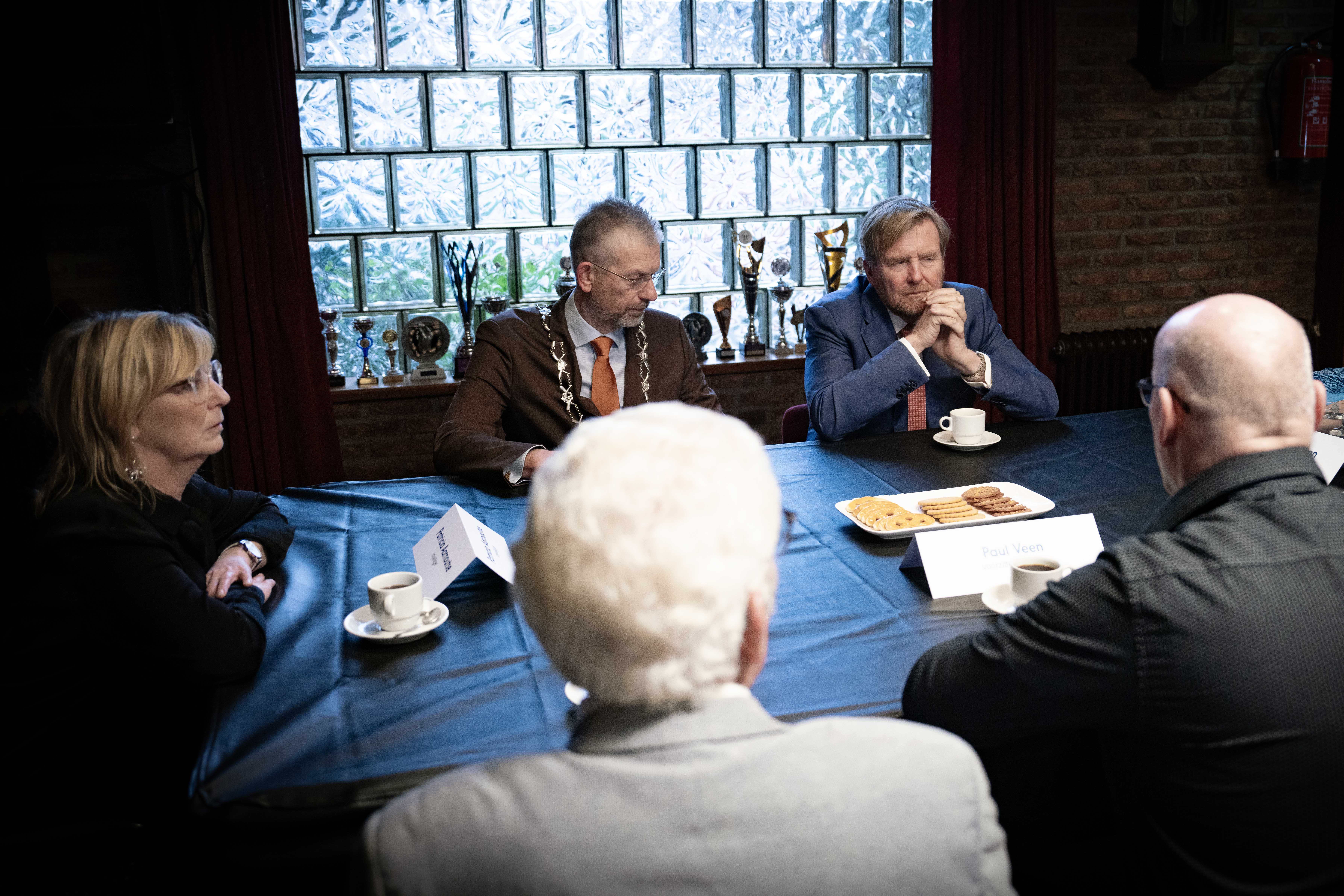 In buurthuis West End ging de Koning in gesprek met vrijwilligers.