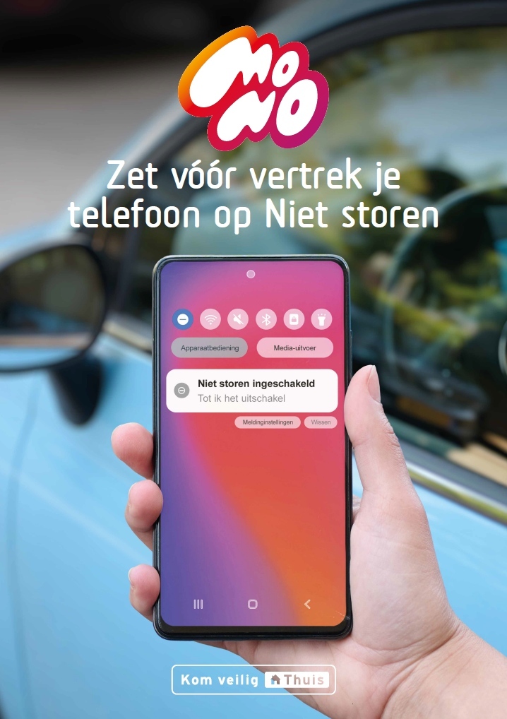 Mobiele telefoon in hand daarboven de tekst: Zet vóór vertrek je telefoon op Niet storen. Kom Veilig Thuis.