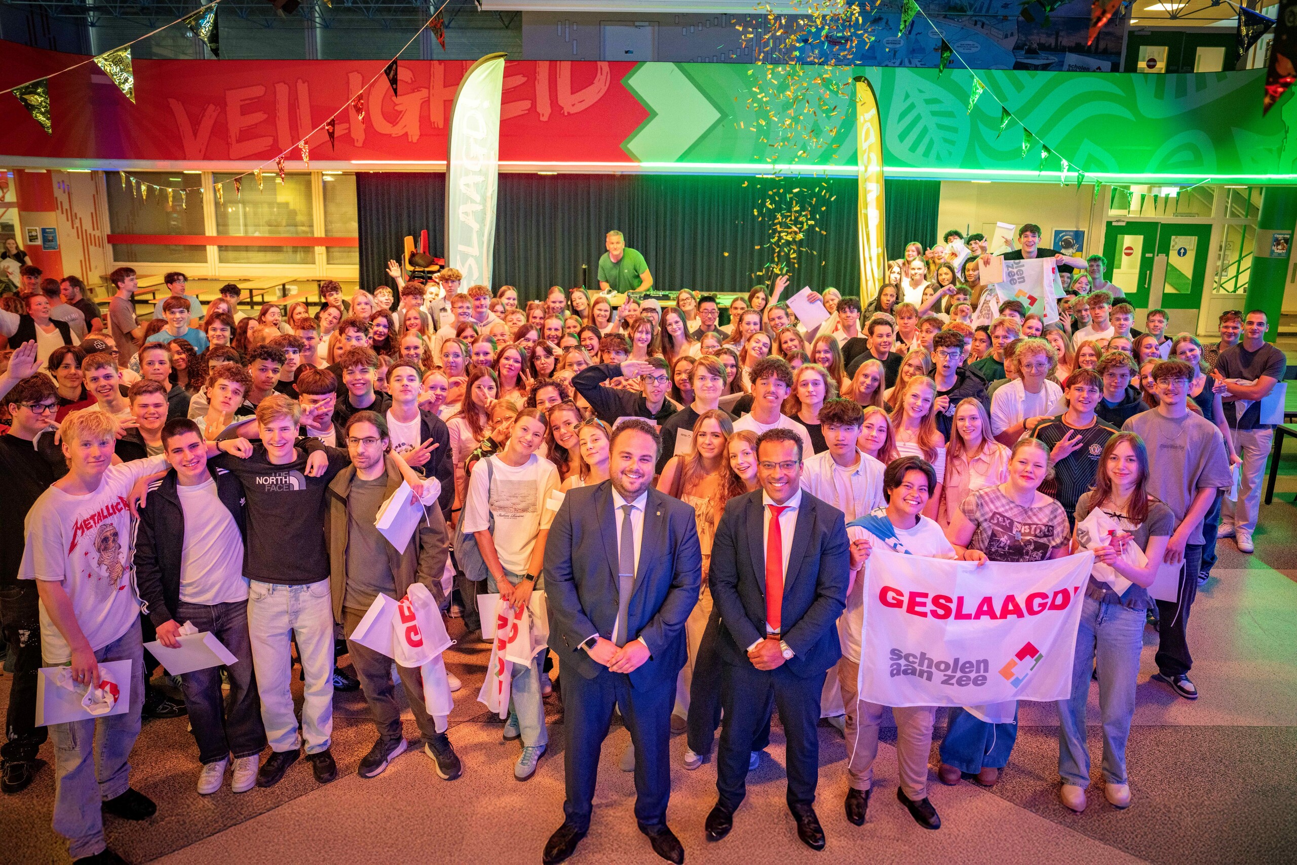 Niels Nanning en Fotigui Camara delen culturele vrijkaarten uit aan geslaagden Lyceum aan Zee