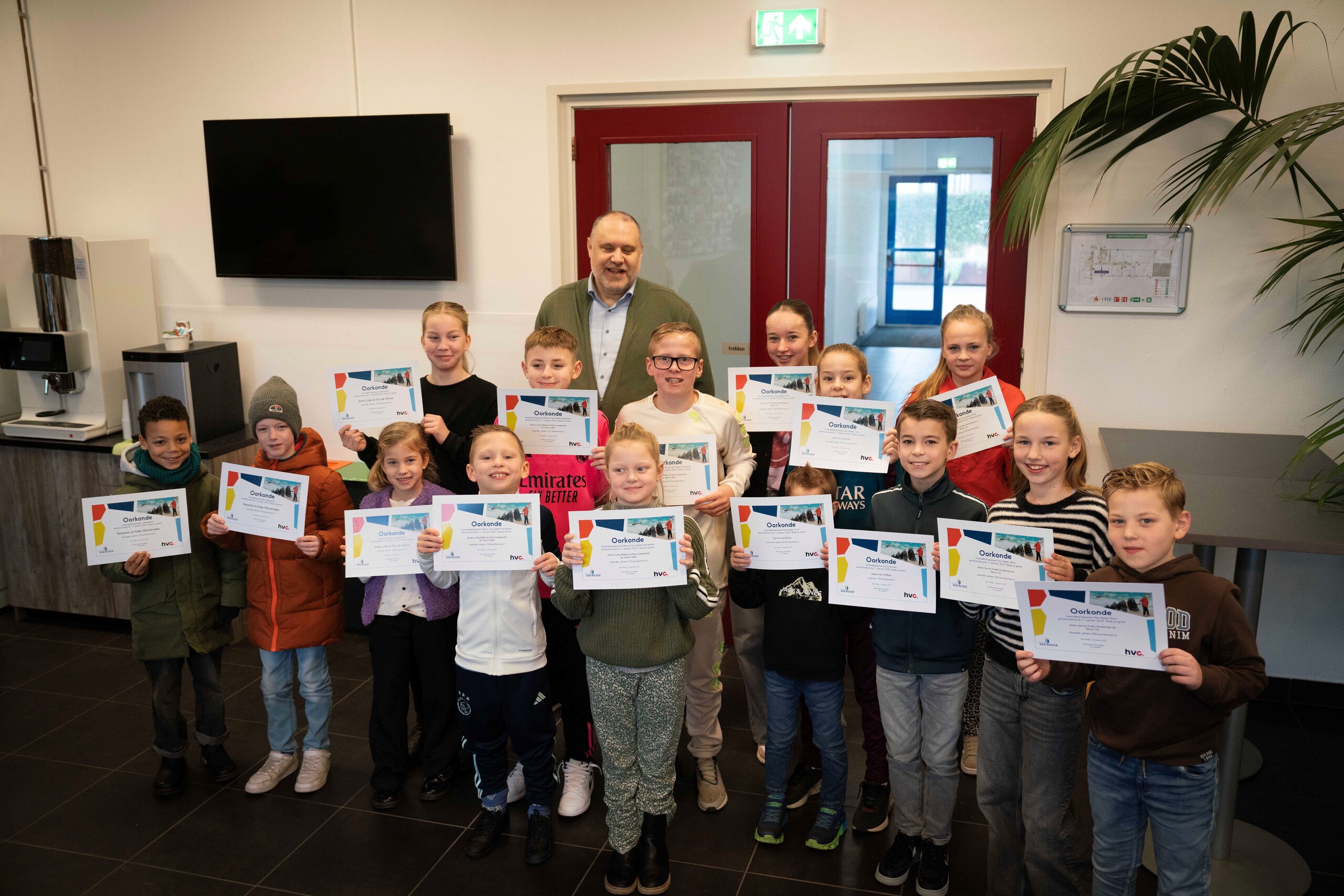 Wethouder met kinderen en oorkondes