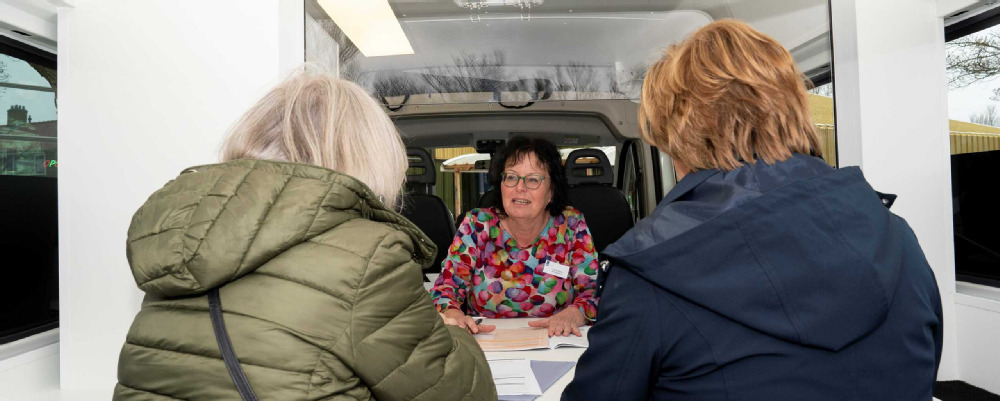 Medewerker Belastingdienst en inwoners aan balie