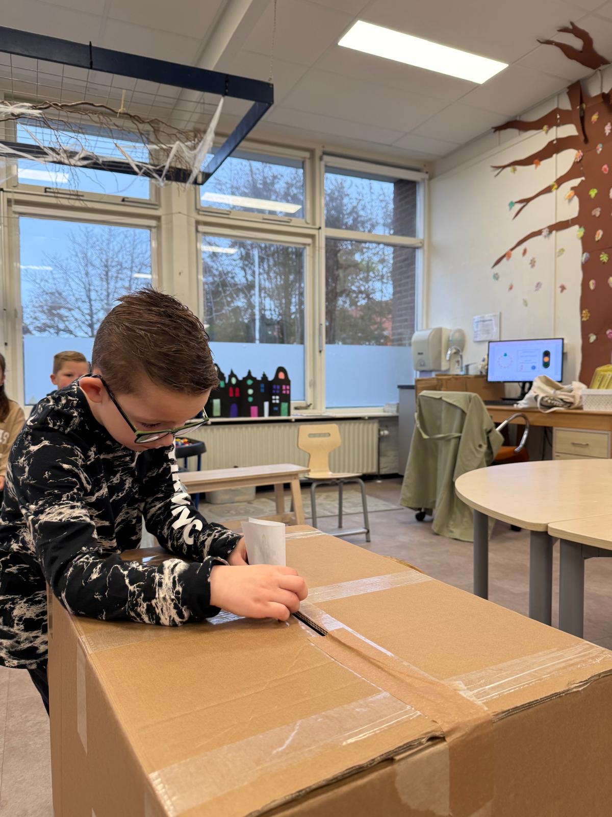 Leerling van Comeniusschool in stembureau