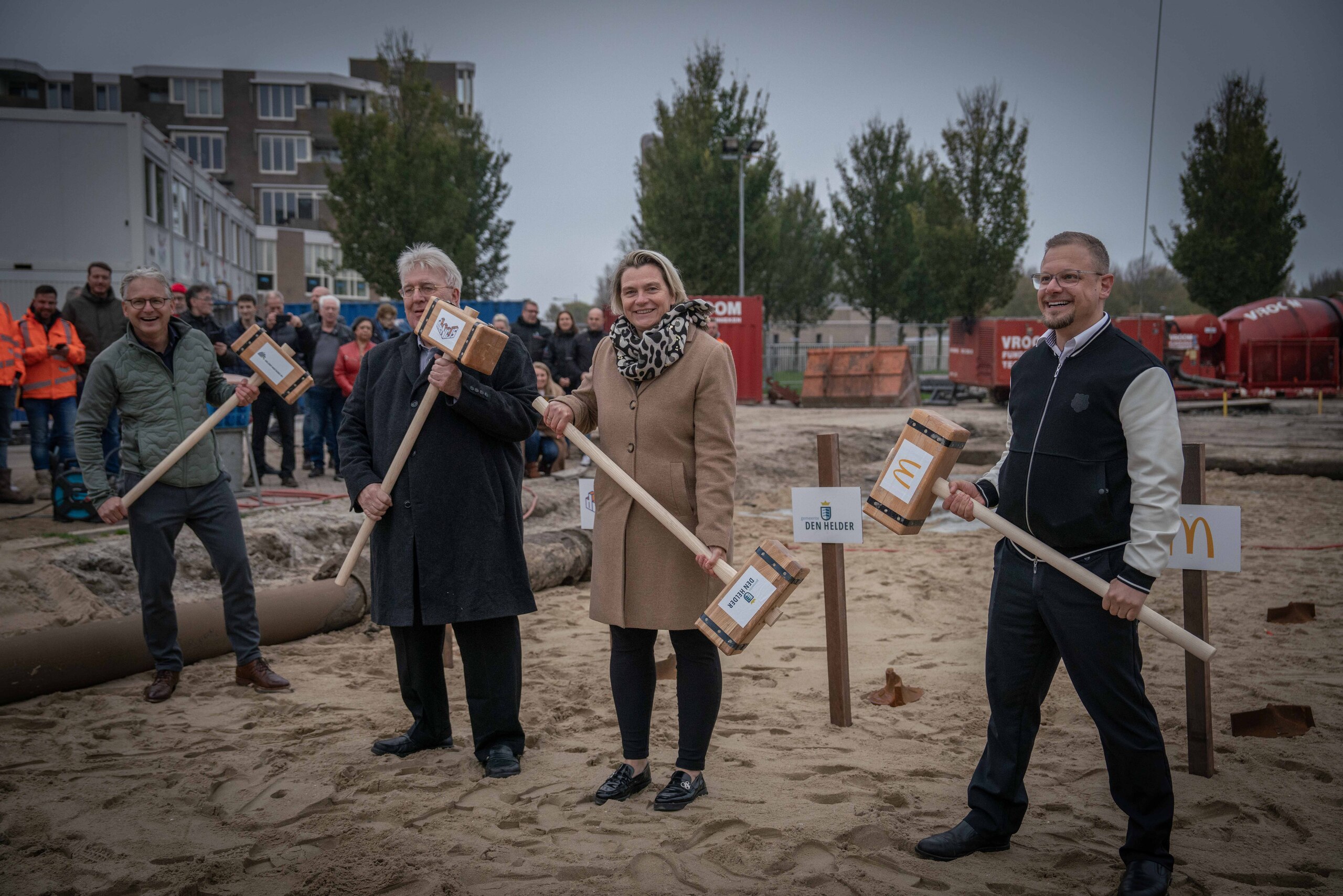 Robbert Waltmann (Helder Vastgoed), Winfred de Nijs (Bouwbedrijf de Nijs), wethouder  Petra Bais (Gemeente Den Helder) en Melvin Pach (McDonalds). Foto: RedMouse