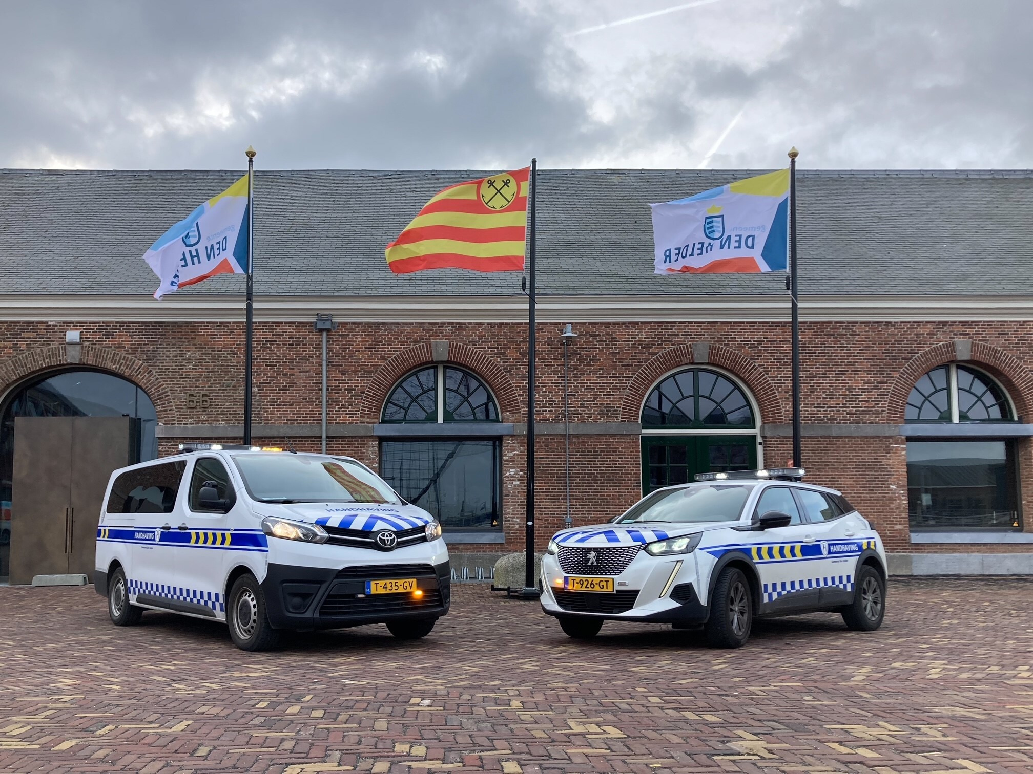 Voertuigen van handhaving voor het stadhuis
