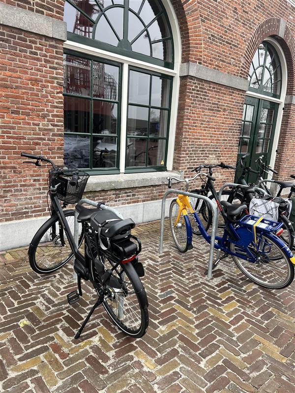 Fietsen bij de fietsenstalling bij het stadhuis