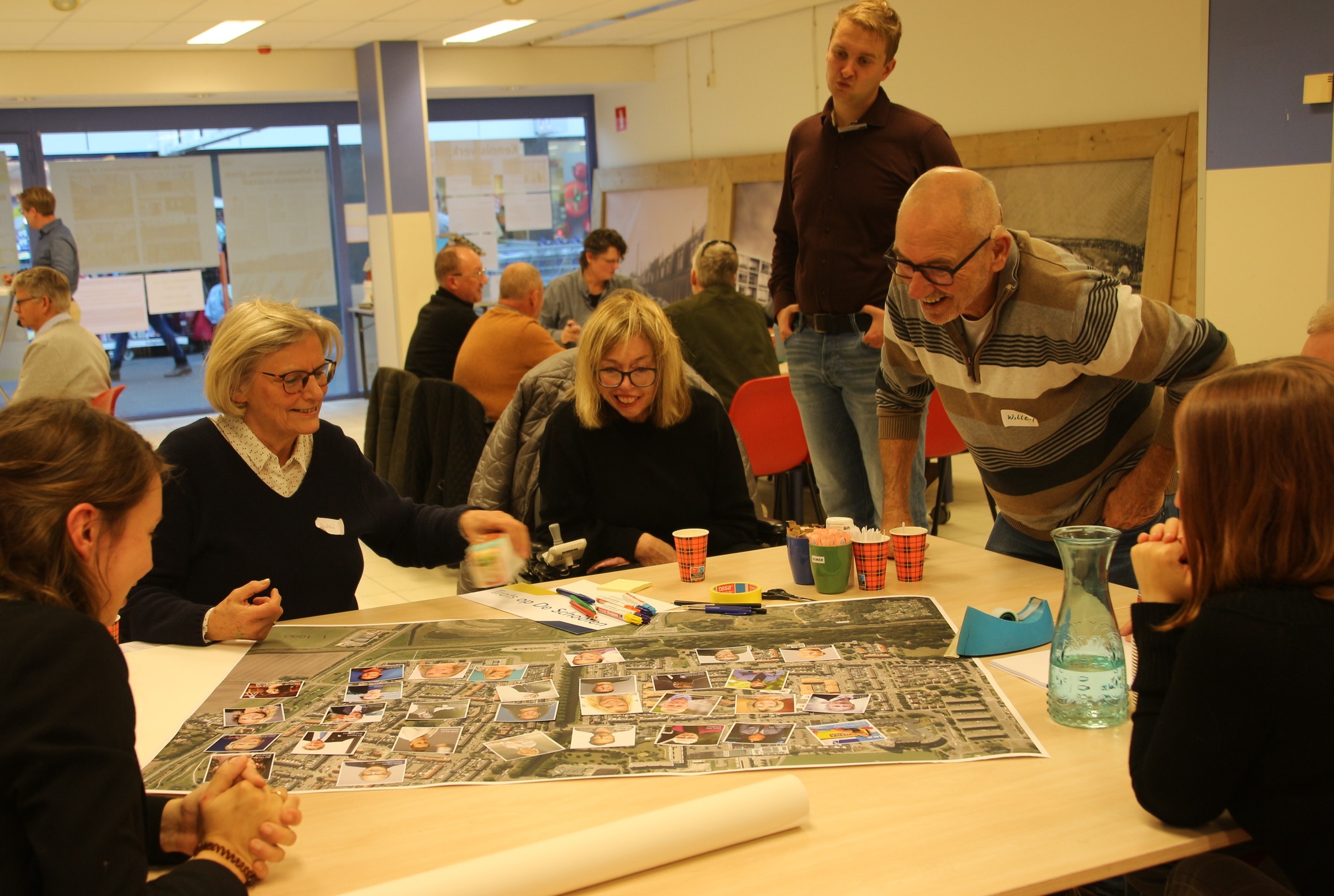 Deelnemers ontwerpbijeenkomst aan tafel