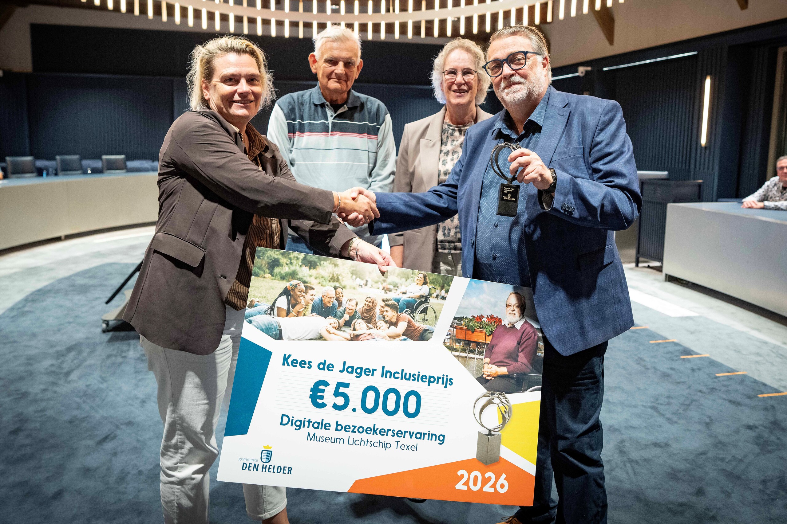 Wethouder Petra Bais, vrijwilligers Herman Steigstra, Marijke Popma en voorzitter Sjaak Vrieling. Foto: RedMouse