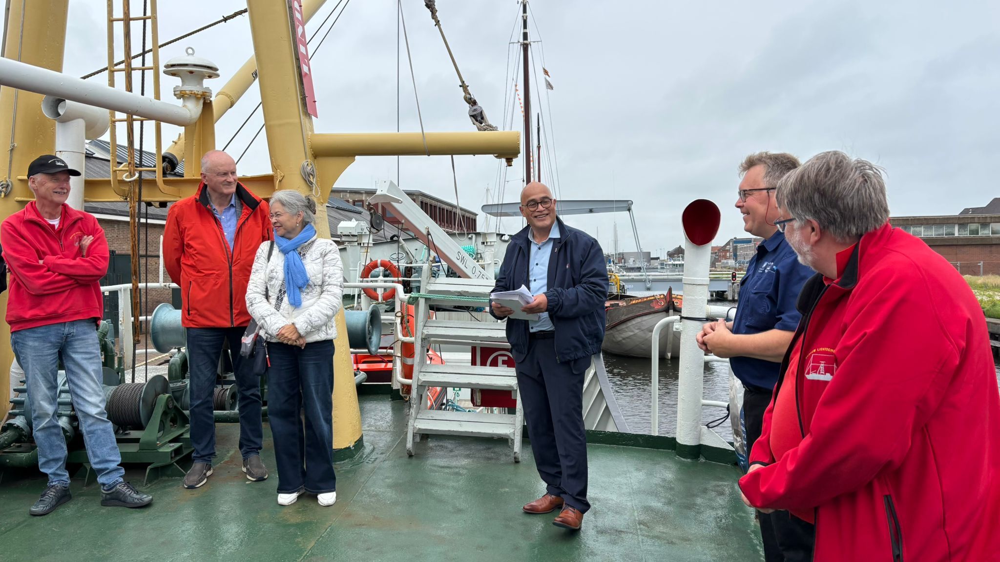 Wethouder Sjoerd Oudijk (in het midden) heet de MS Gamle Oksøy welkom in Den Helder. Foto: De MS Gamle Oksøy