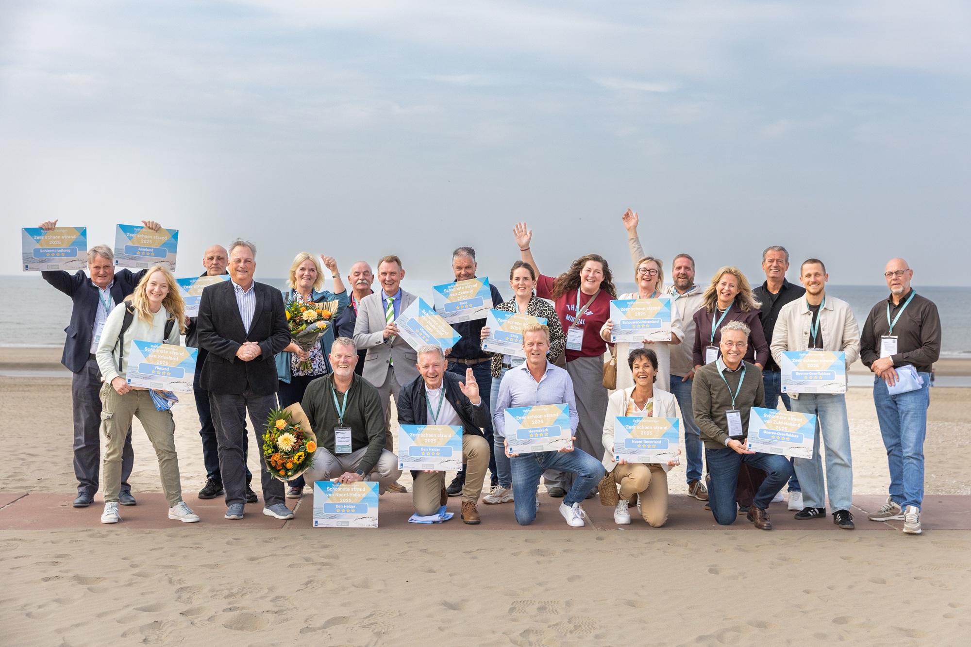Deelnemers Nederlandse Kustdagen op het strand
