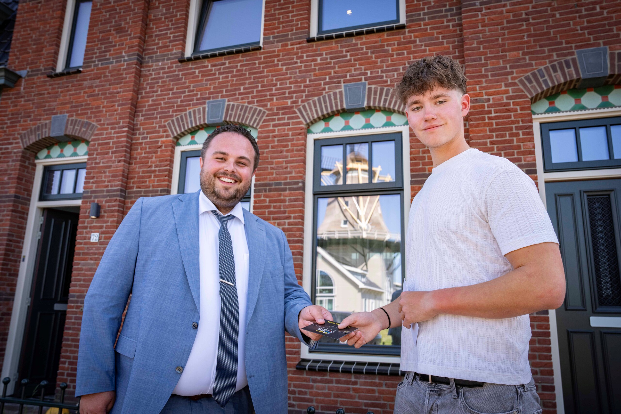 Wethouder Niels Nanning en mbo-student Naish Bosch
