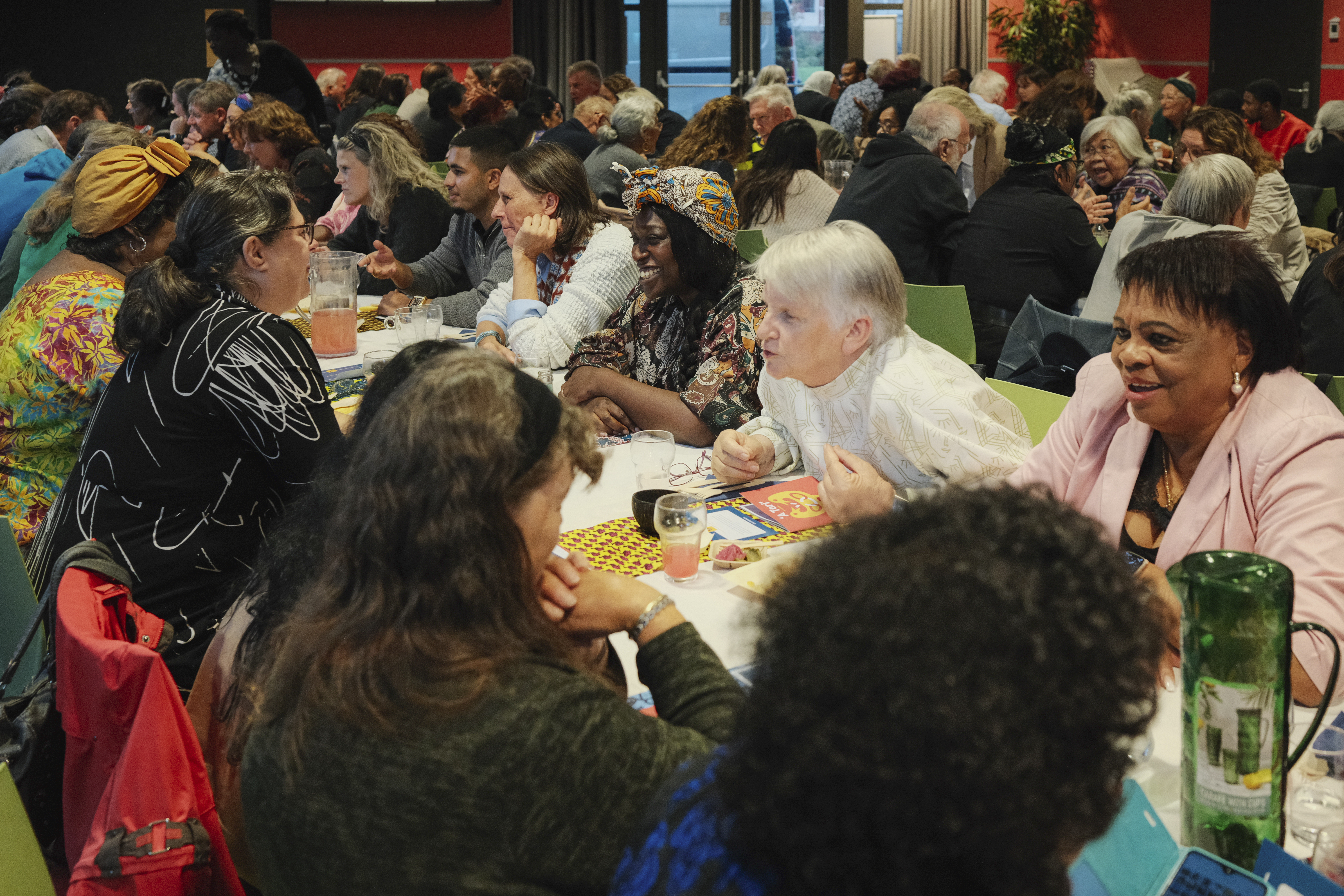 Keti Koti mensen in gesprek aan de dialoogtafel