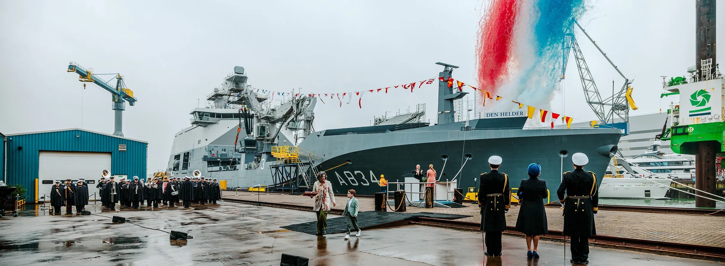 Prinses Amalia doopt marineschip Den Helder