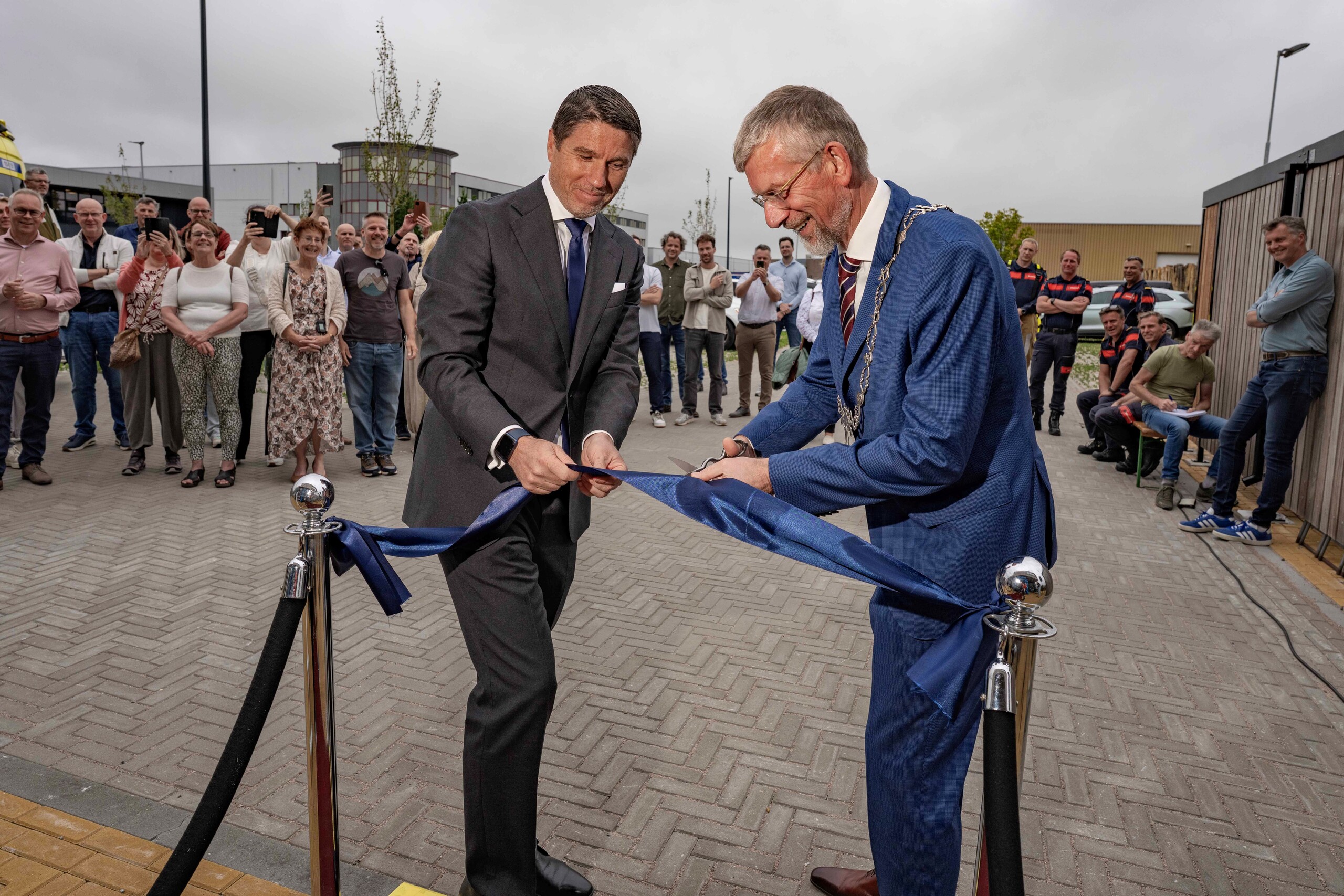 Burgemeester Jan de Boer en Wesley Knetsch, directeur Veiligheidsregio Noord-Holland Noord knippen het lint door bij de opening van de nieuwe ambulancepost.