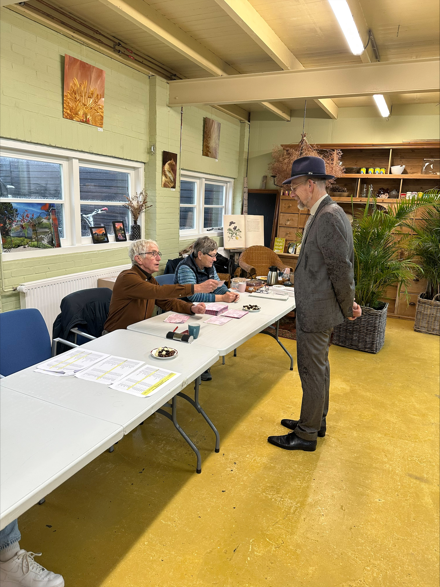 Burgemeester de Boer in stembureau