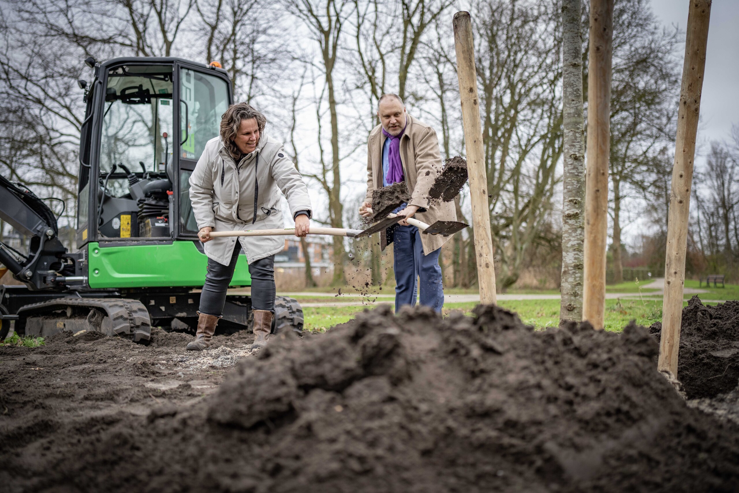 Sandra Jonker en Martin Zuiddam graven gat met schep