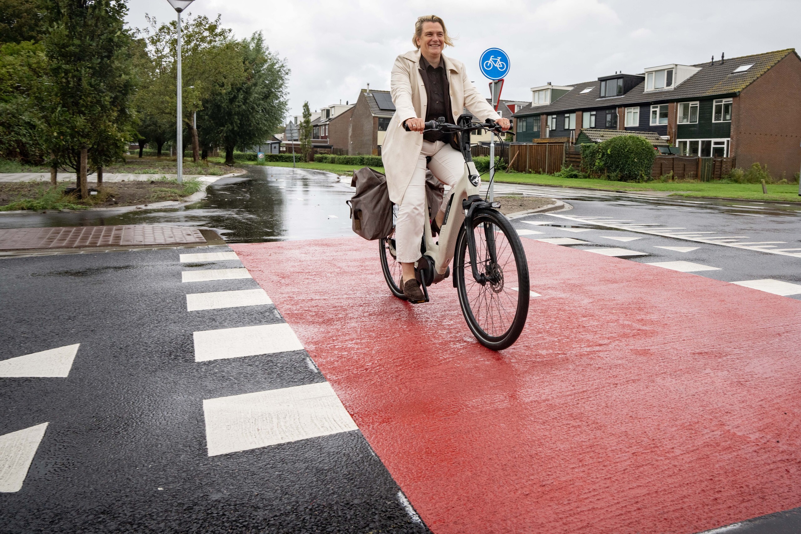Petra Bais op de fiets op fietspad Zuidwal 