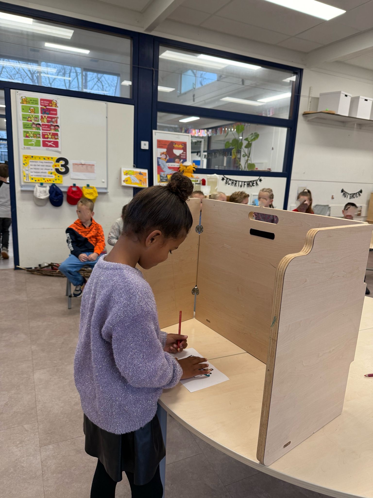 Leerling van Comeniusschool in stembureau