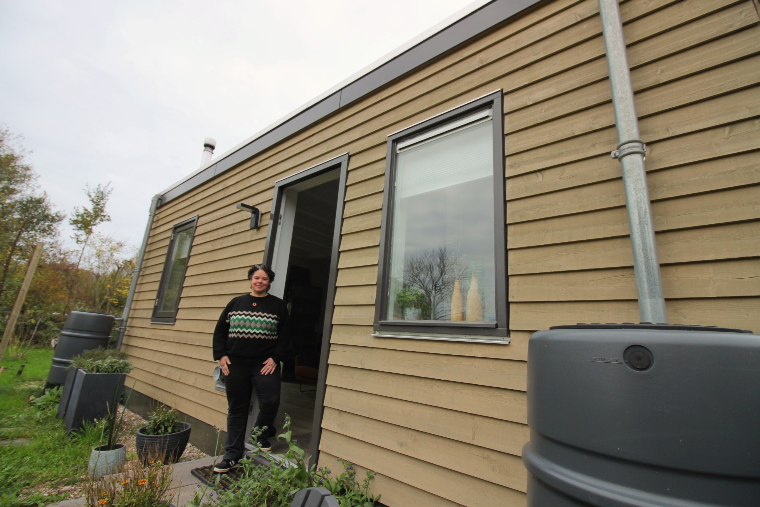 Petra bij haar tiny house