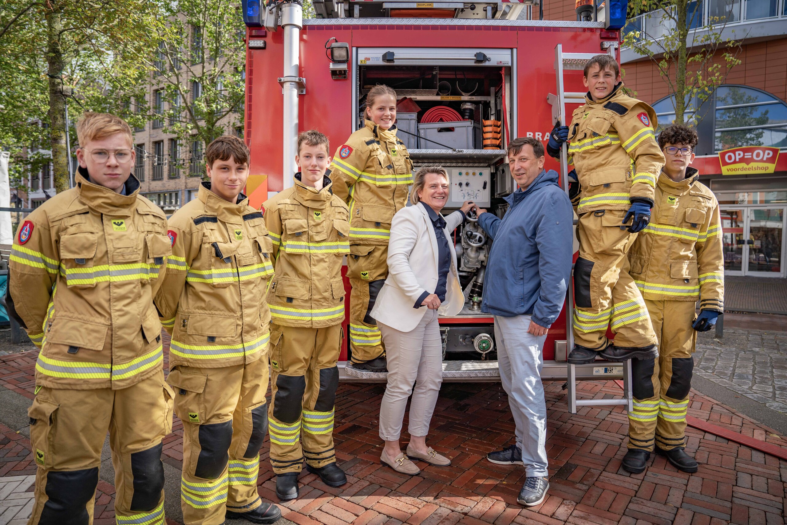 Wethouder Petra Bais, de jeugdbrandweer en projectleider Bart van der Willik