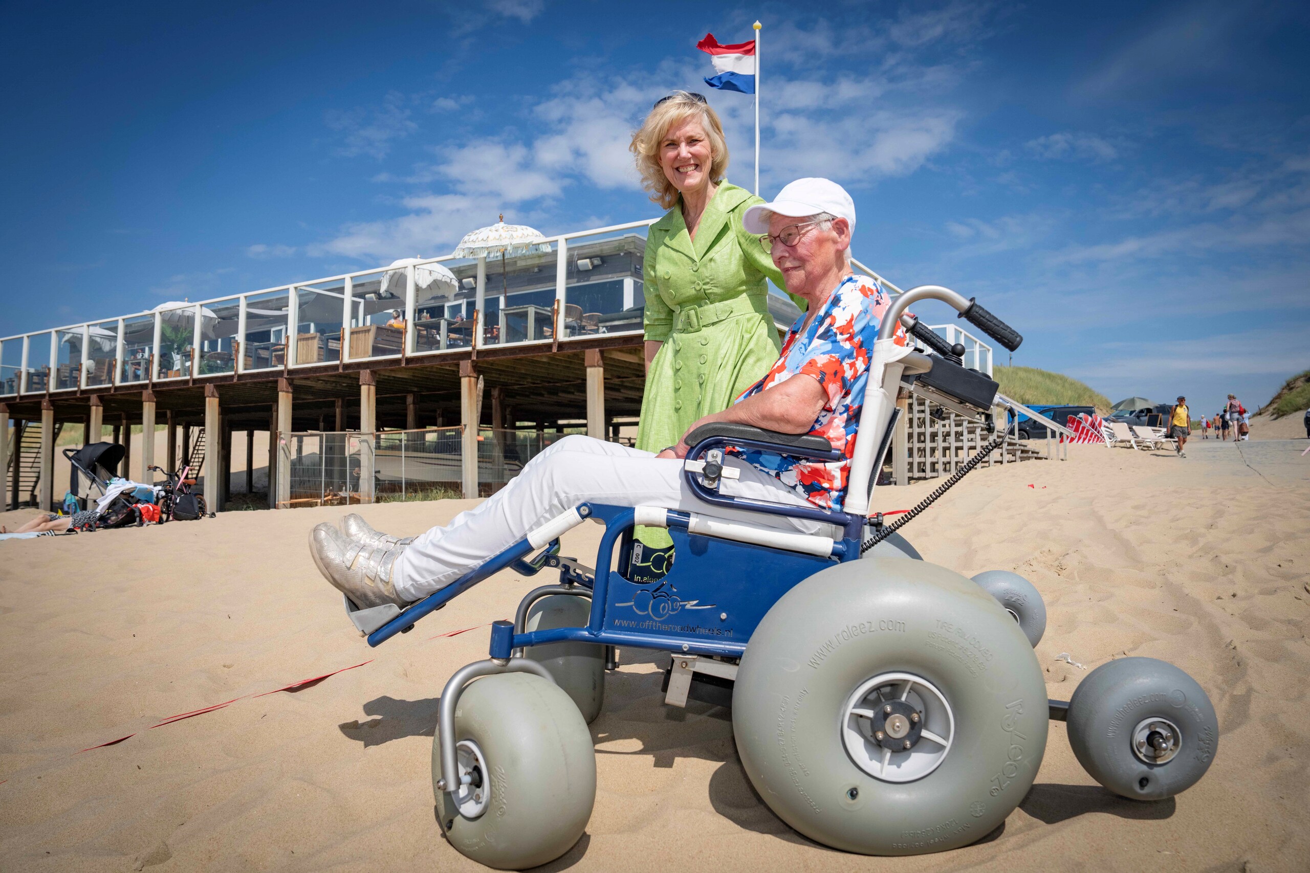 Wethouder Inclusie Tessa Augustijn en persoon op elektrische rolstoel