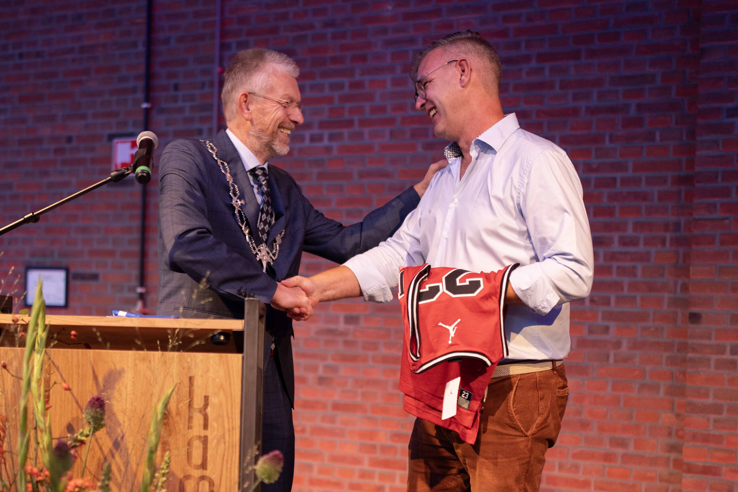 Burgemeester Jan de Boer en Pieter Kos