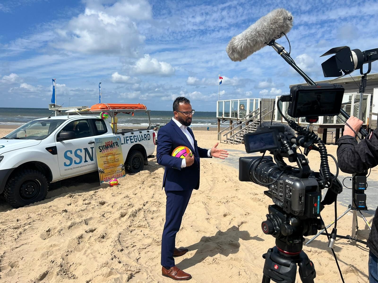 Wethouder Fotigui Camara op het strand.