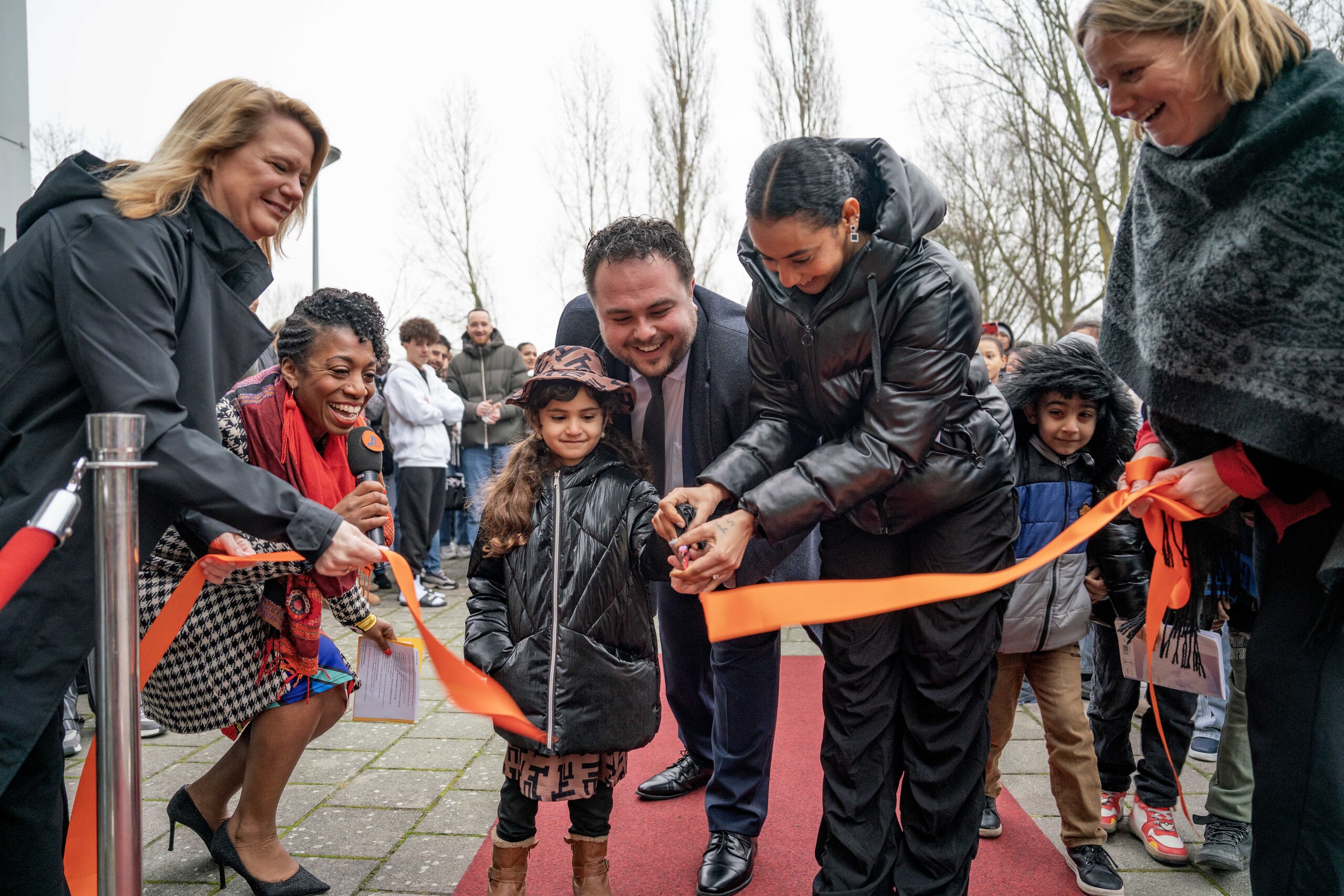 Wethouder en kinderen knippen lint door