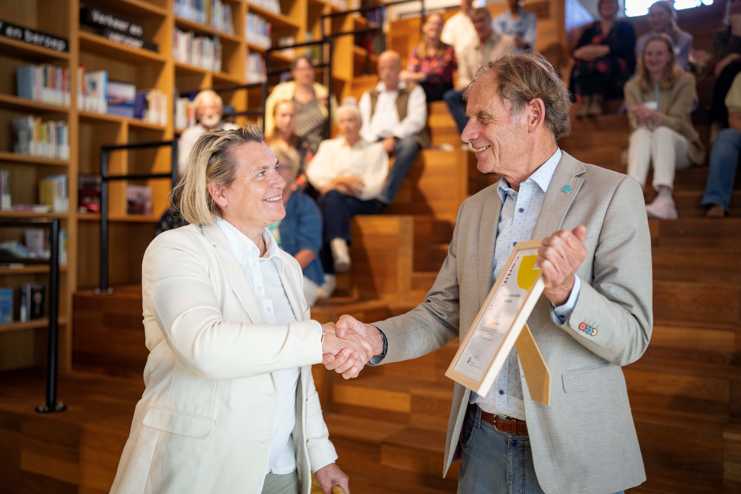 Wethouder Petra Bais ontvangt het certificaat van Fedde de Boo
