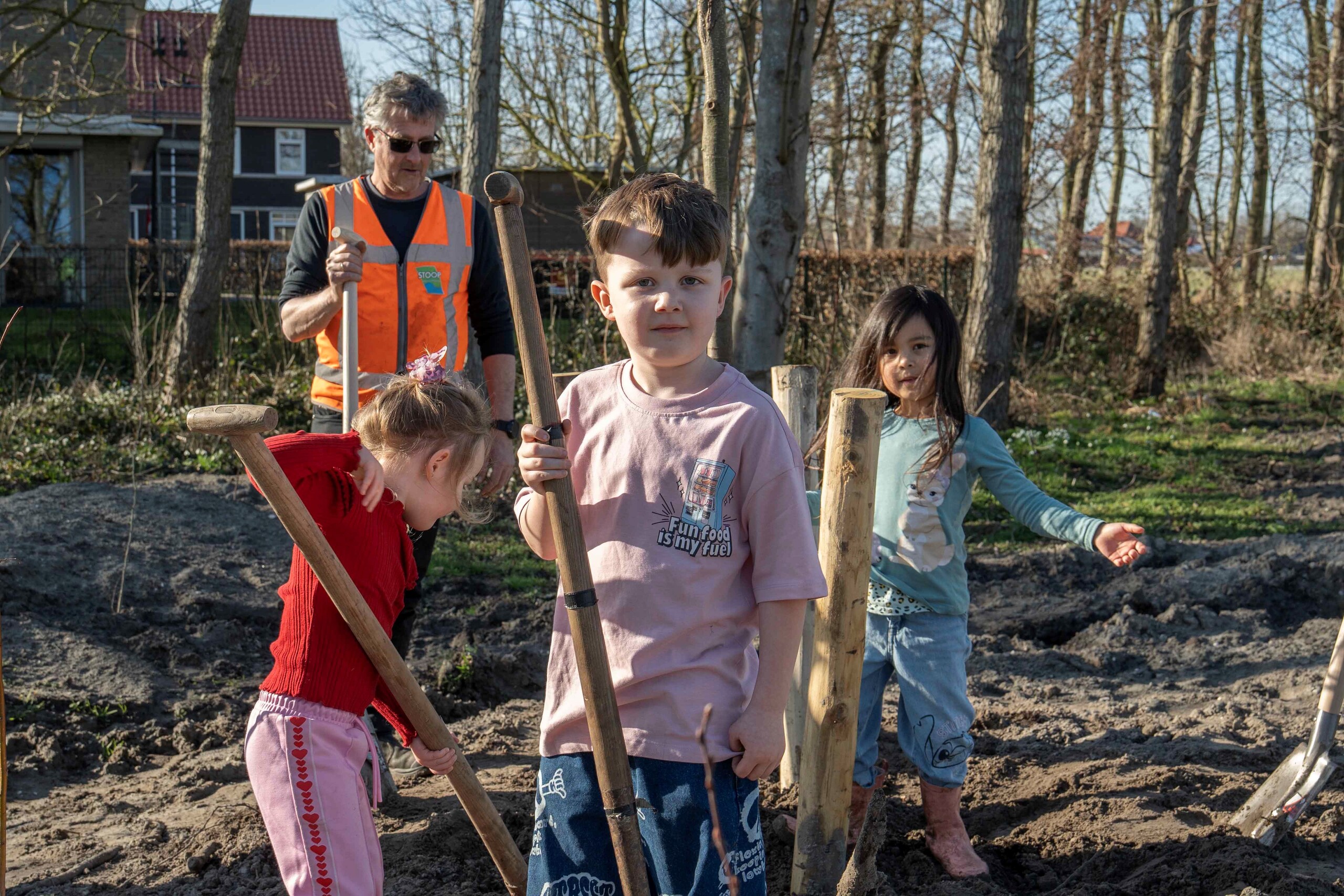 Kinderen planten bomen