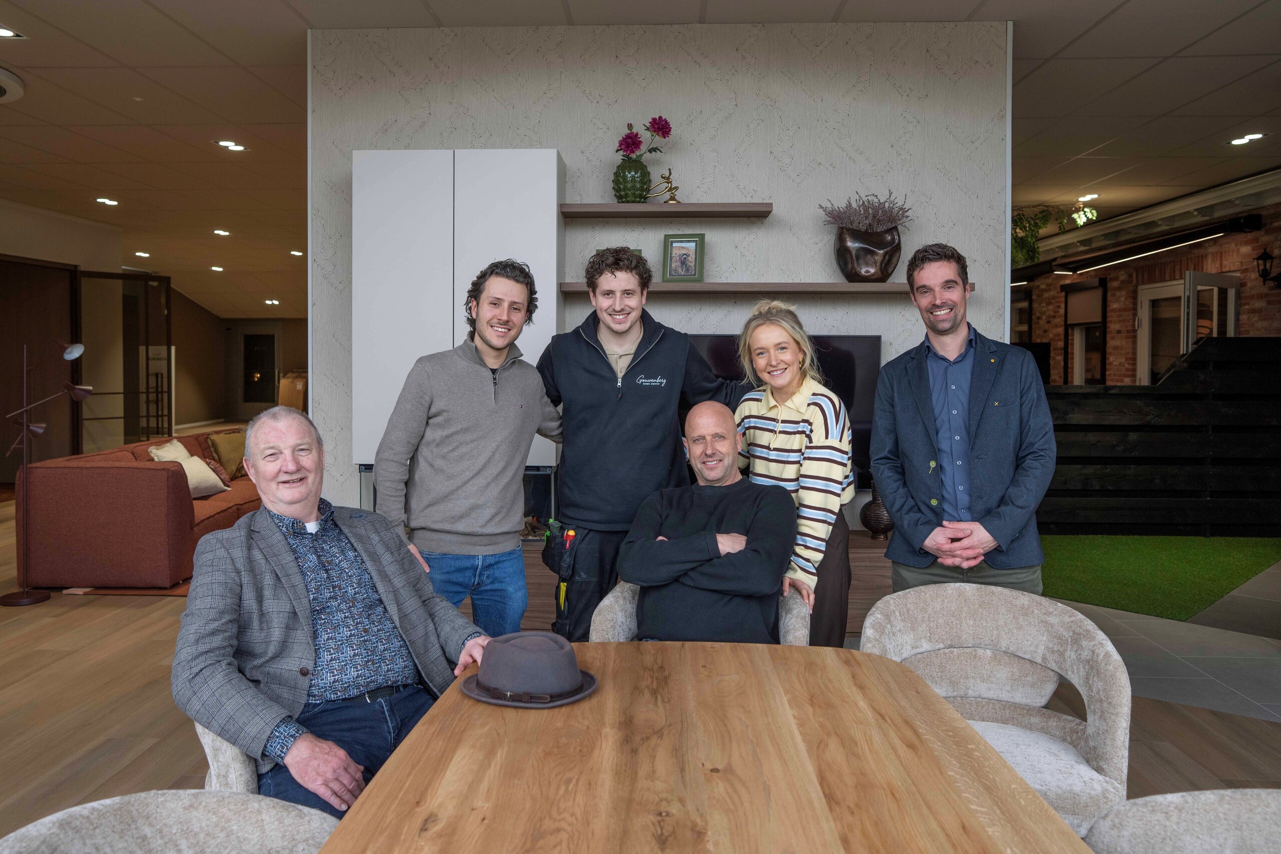 wethouder Odd Wagner, Teun  Wouters, Hessel Gouwenberg, Richard Gouwenberg, Sanne Gouwenberg en Jabob Tijmersma.