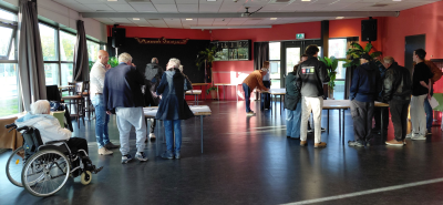 Bezoekers van informatieavond in MFC 't Wijkhuis