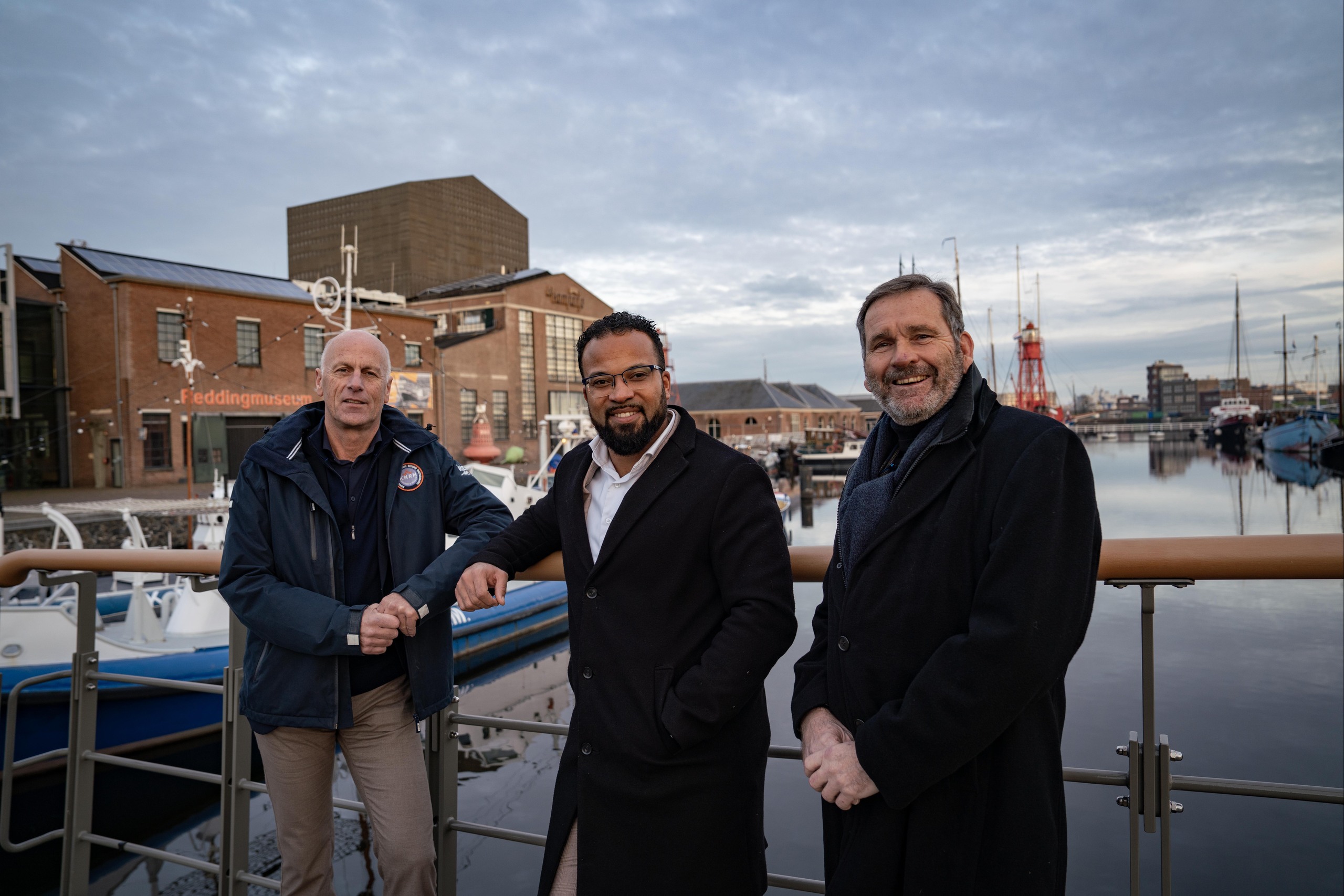 Leo Kapiteijn (directeur Nationaal Reddingmuseum Dorus Rijkers), Fotigui Camara (wethouder erfgoed) en Harco Slot (voorzitter Museumhaven)
