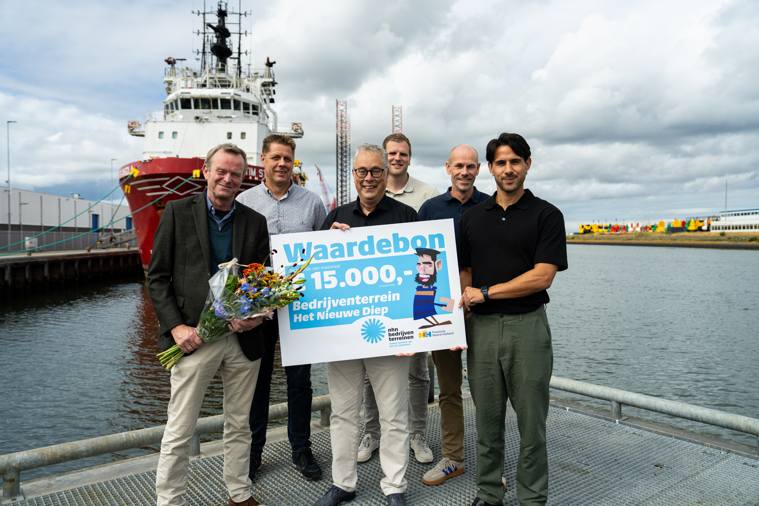 Op de foto, v.l.n.r.: Kees Boelema Robertus (wethouder), Arnold Boon (projectleider/aanjager gemeente Den Helder), Ren&eacute; de Visser (bestuurslid ondernemersvereniging), Marijn Dito (eigenaar en energieadviseur P&D) en Maarten Boer (manager infrastructuur & ruimte bij Port of Den Helder) en Demi Loet-loetoer (NHN Bedrijventerreinen).
